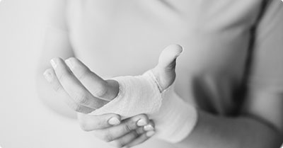 coporate4 Χέρι με επίδεσμο, ενδεικτικό οικογενειακών και προσωπικών υποθέσεων